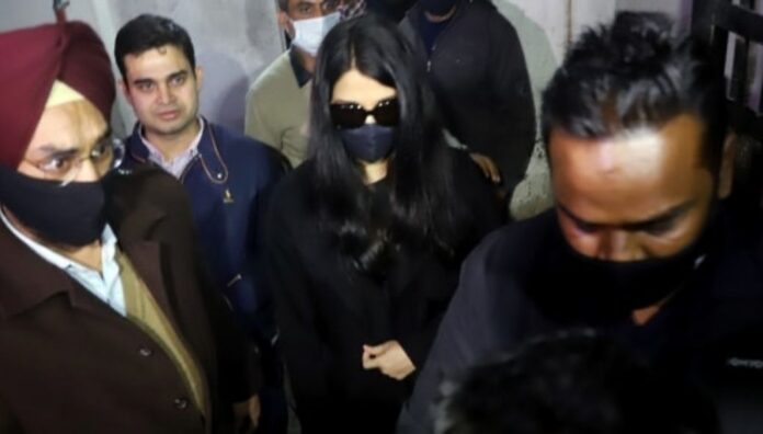Aishwarya-Rai-Bachchan-Leaves-ED-Delhi-Office-After-Five-Hours-of-Questioning-In-The-Panama-Papers-Leak-Case-Bollywood-Friday-Brands.jpg